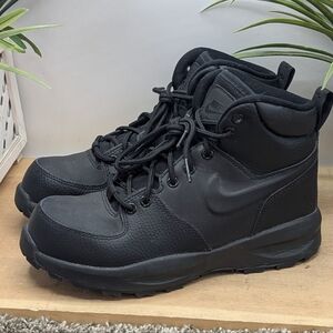 Size 4(GS) - Nike Manoa Mid Triple Black Unisex Women's Size 5.5 Hi Top Shoes**